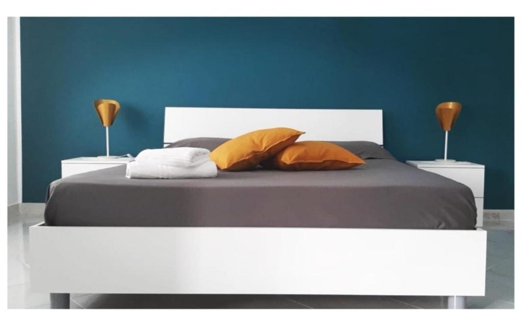 - un lit avec 2 oreillers dans l'établissement A Due Passi dal Mare B&B, à Scalea