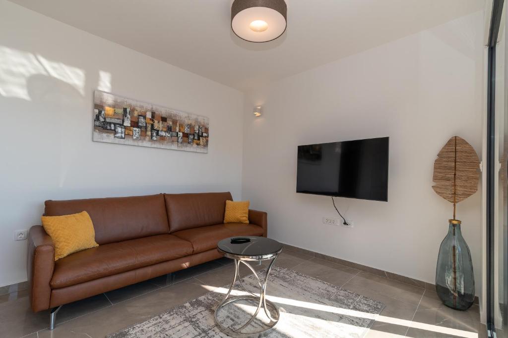 Televízia a/alebo spoločenská miestnosť v ubytovaní Poolside 2 bedroom ap. MARE