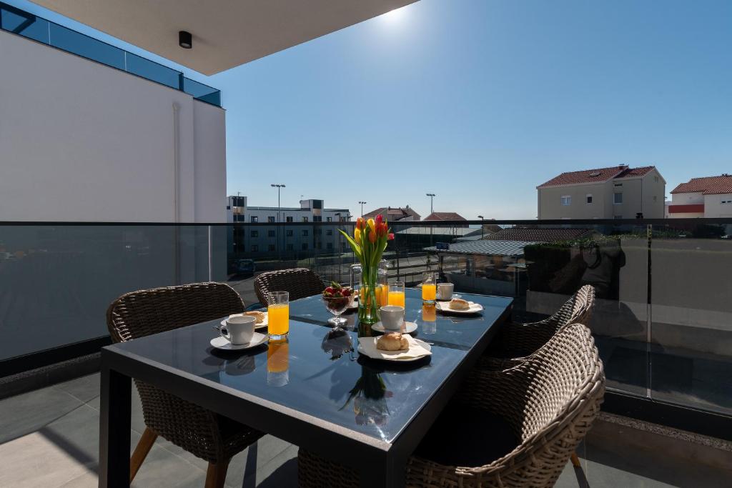 Balkón alebo terasa v ubytovaní Poolside 2 bedroom ap. MARE