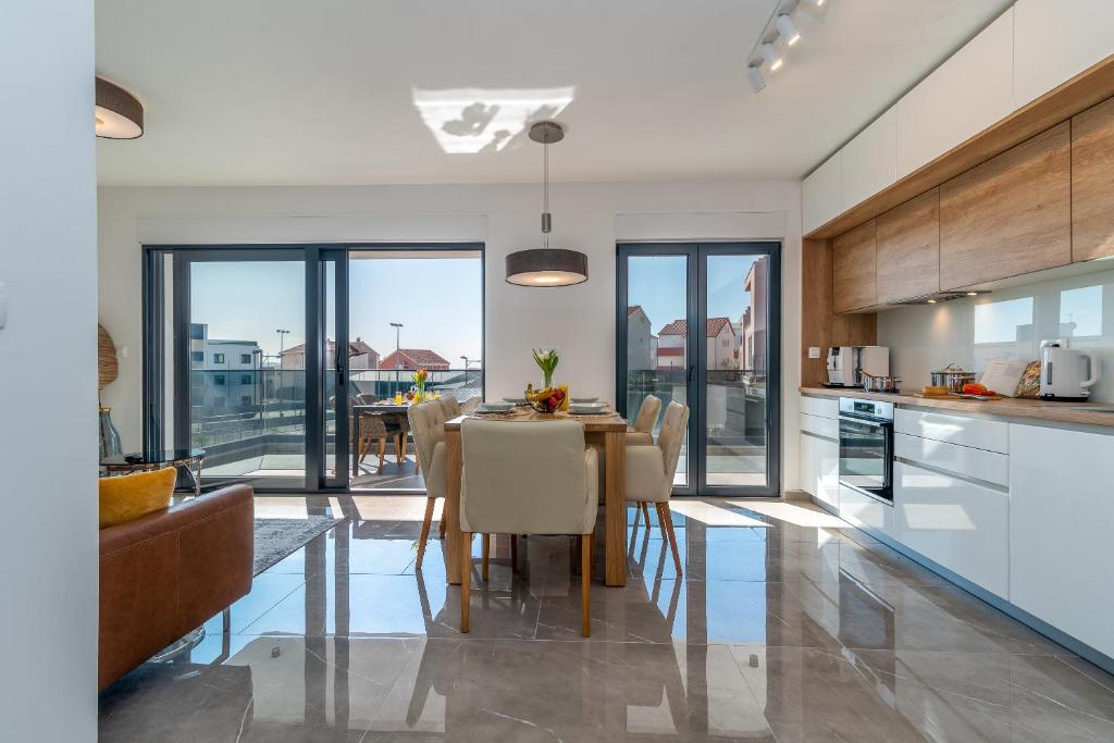 Kuchyňa alebo kuchynka v ubytovaní Poolside 2 bedroom ap. MARE