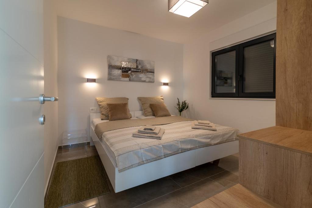 Posteľ alebo postele v izbe v ubytovaní Poolside 2 bedroom ap. MARE