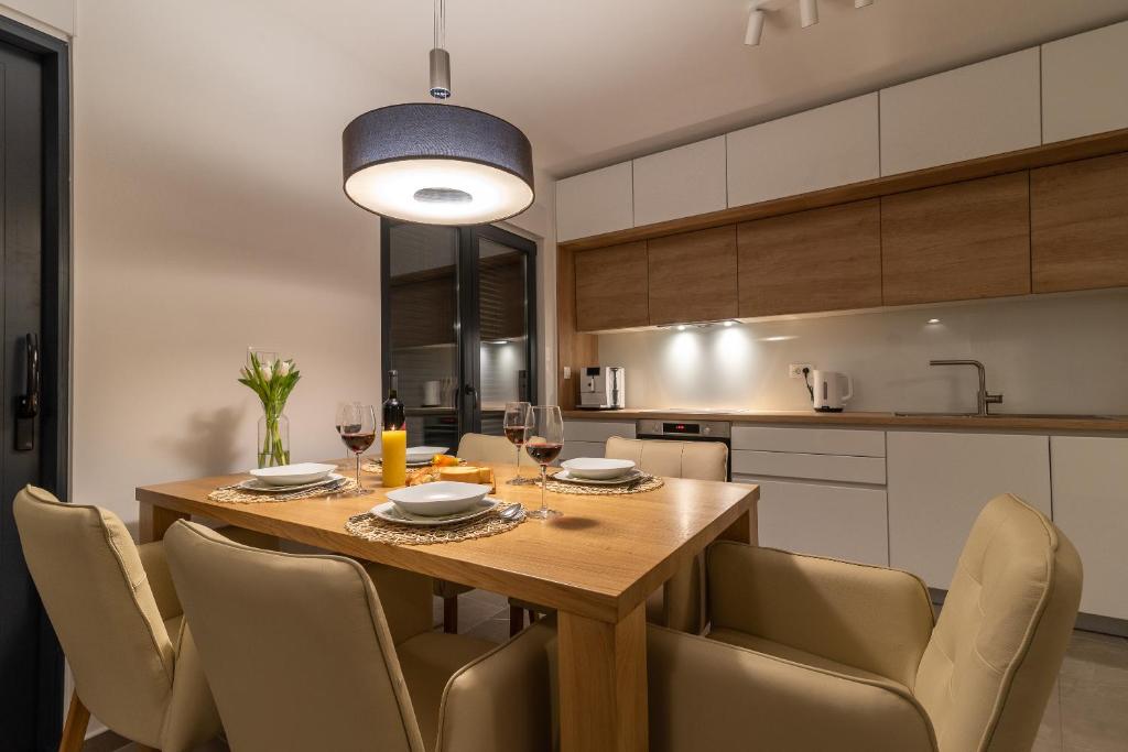 Kuchyňa alebo kuchynka v ubytovaní Poolside 2 bedroom ap. MARE