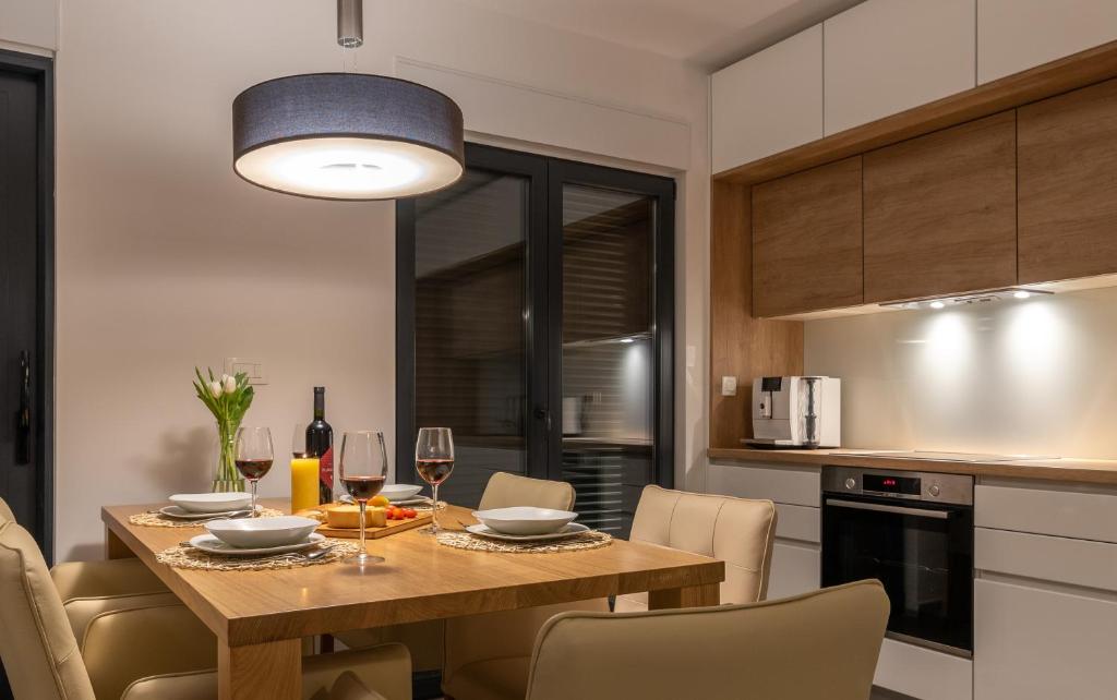 Kuchyňa alebo kuchynka v ubytovaní Poolside 2 bedroom ap. MARE