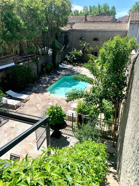 an overhead view of a swimming pool in a garden at 45BB Apartment in Carcassonne