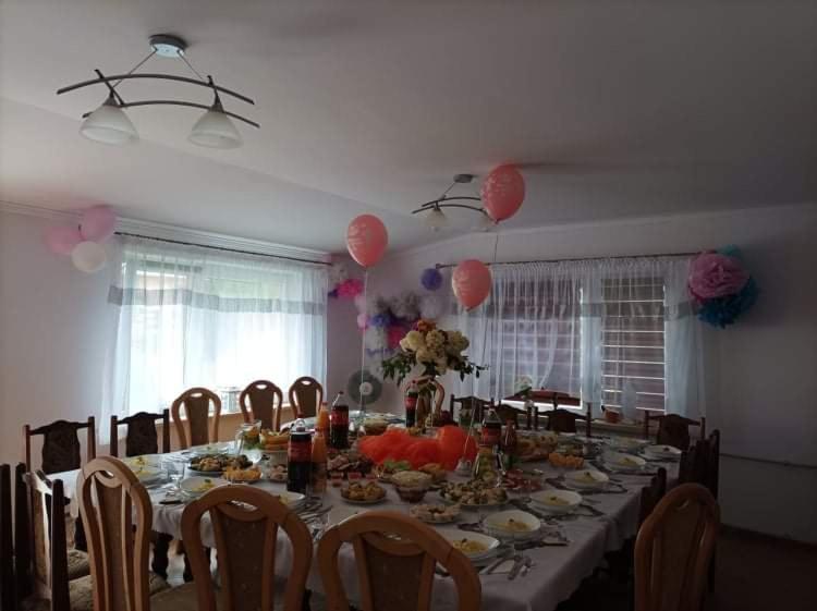Dąbrowa Górna的住宿－Domek na skraju lasu，餐桌,上面有食物和气球