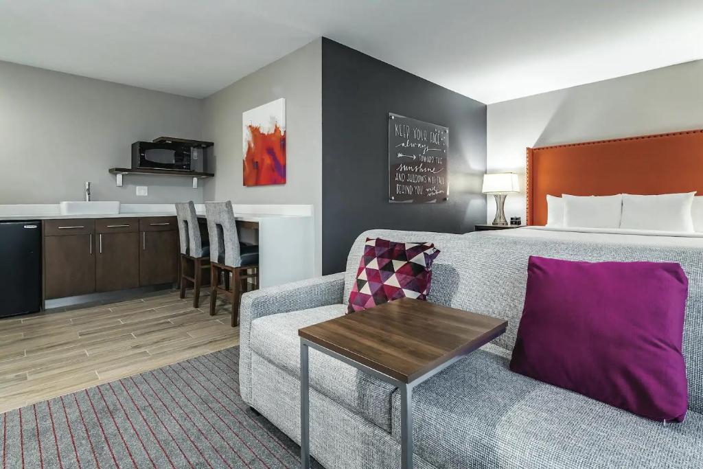 Kuchyň nebo kuchyňský kout v ubytování La Quinta by Wyndham Seattle Federal Way