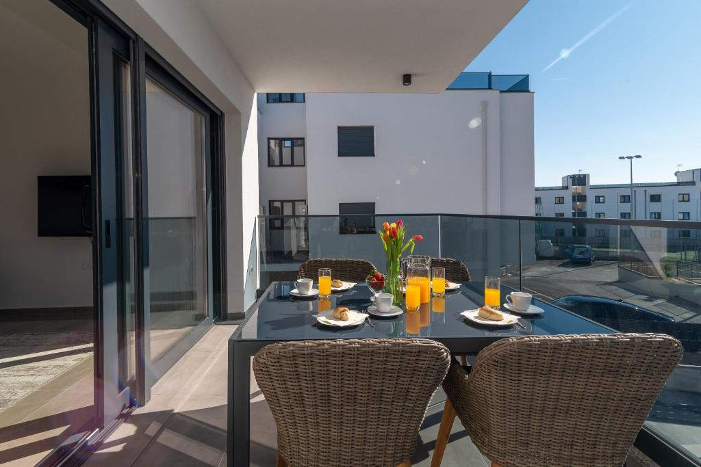 Balkón alebo terasa v ubytovaní Poolside 2 bedroom ap. MARE