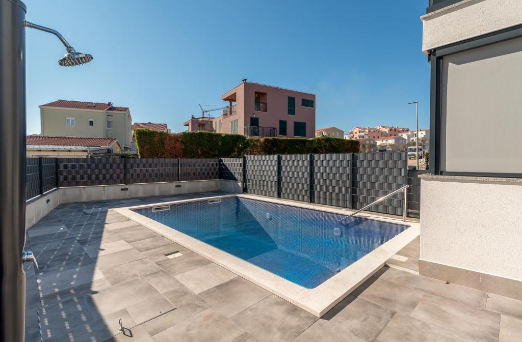 Bazén v ubytovaní Poolside 2 bedroom ap. MARE alebo v jeho blízkosti