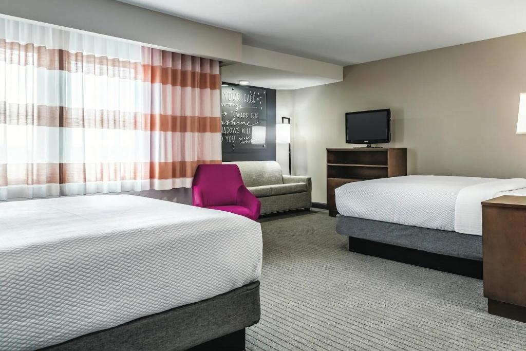 Postel nebo postele na pokoji v ubytování La Quinta by Wyndham Seattle Federal Way