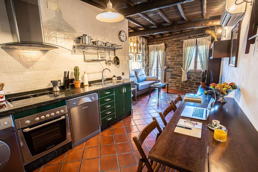 cocina con mesa y comedor en Versátil Apartamentos, en Zarza de Granadilla