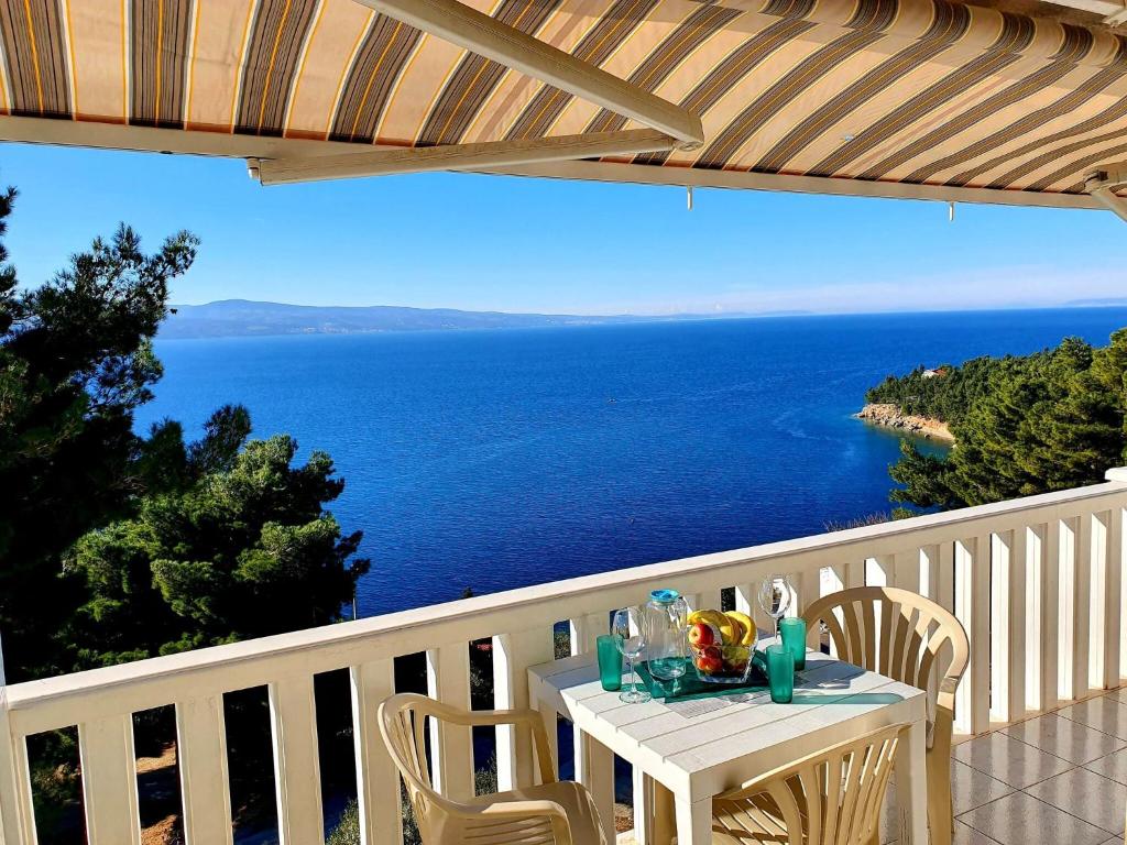 Fotografia z galérie ubytovania Holiday villa Gojko in Omis - Stanici with sea view v Omise