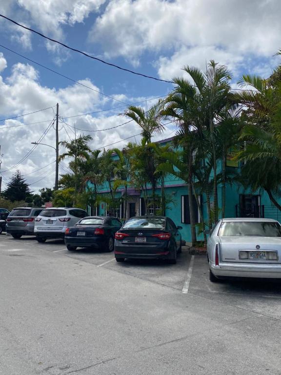 eine Gruppe von Autos, die auf einem Parkplatz geparkt sind in der Unterkunft Hoosville Hostel (Formerly The Everglades Hostel) in Florida City