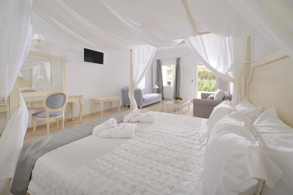 Postel nebo postele na pokoji v ubytování Kamari Hotel