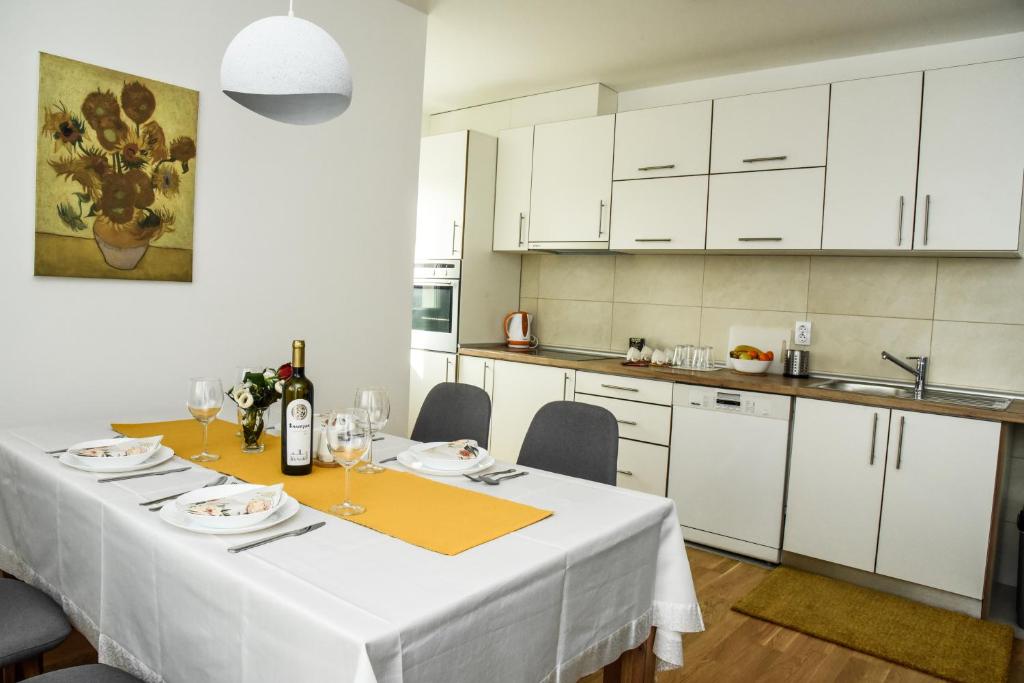 Kuhinja ili čajna kuhinja u objektu Suncokret Apartmani Loznica