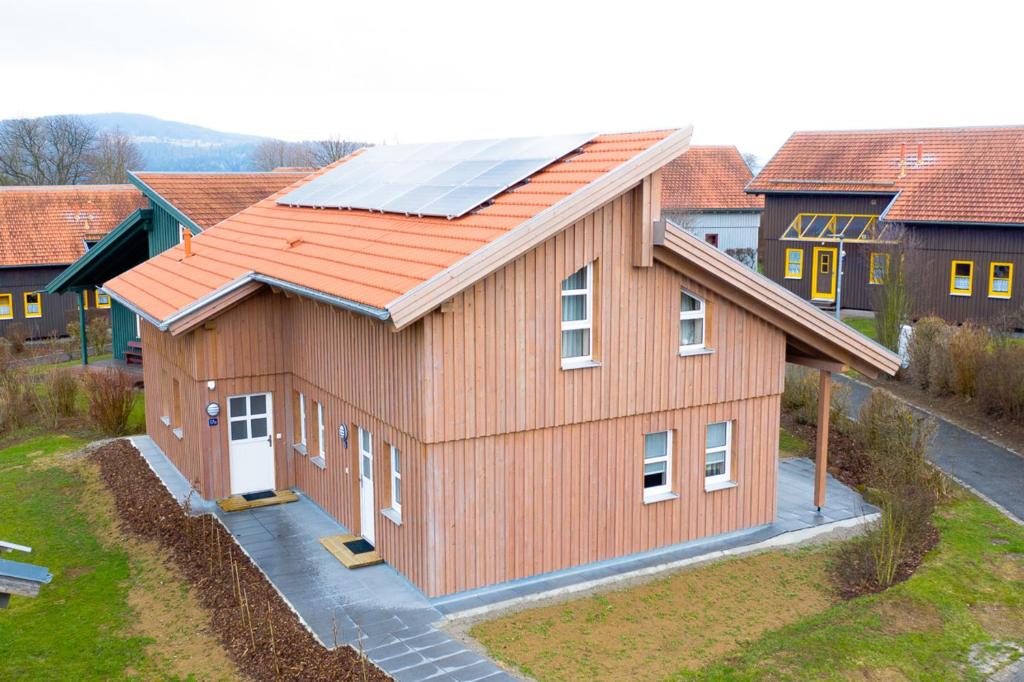 una vista aérea de una casa con techo solar en Ferienhaus Nr 17A3, Feriendorf Hagbügerl, Bayr Wald en Waldmünchen