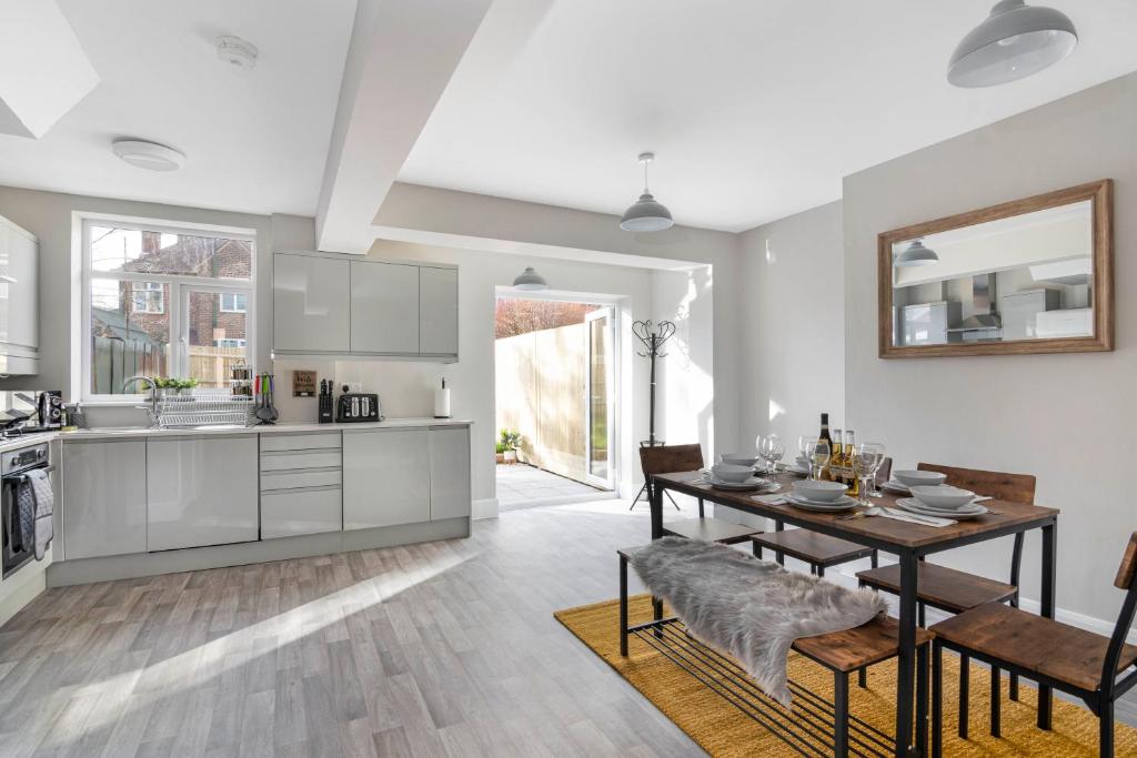 Kuchyň nebo kuchyňský kout v ubytování Spacious 3 Bed House, Netflix, Garden, Parking
