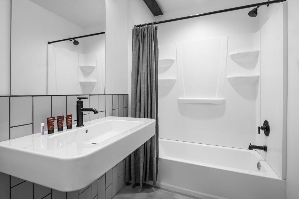 Koupelna v ubytování evo Hotel Salt Lake City