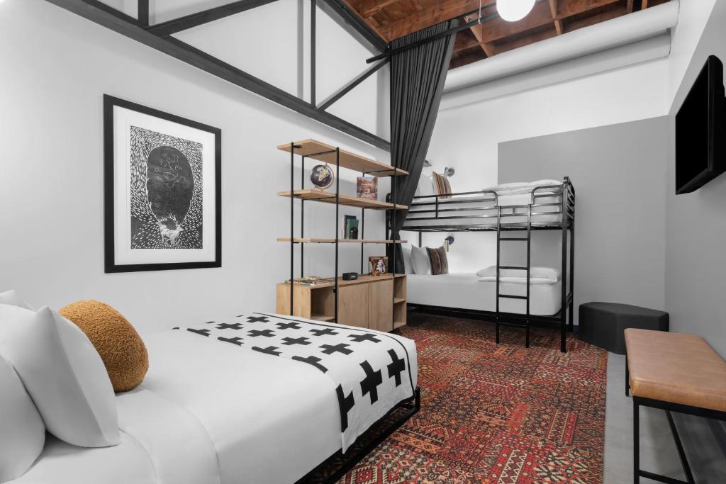 Postel nebo postele na pokoji v ubytování evo Hotel Salt Lake City
