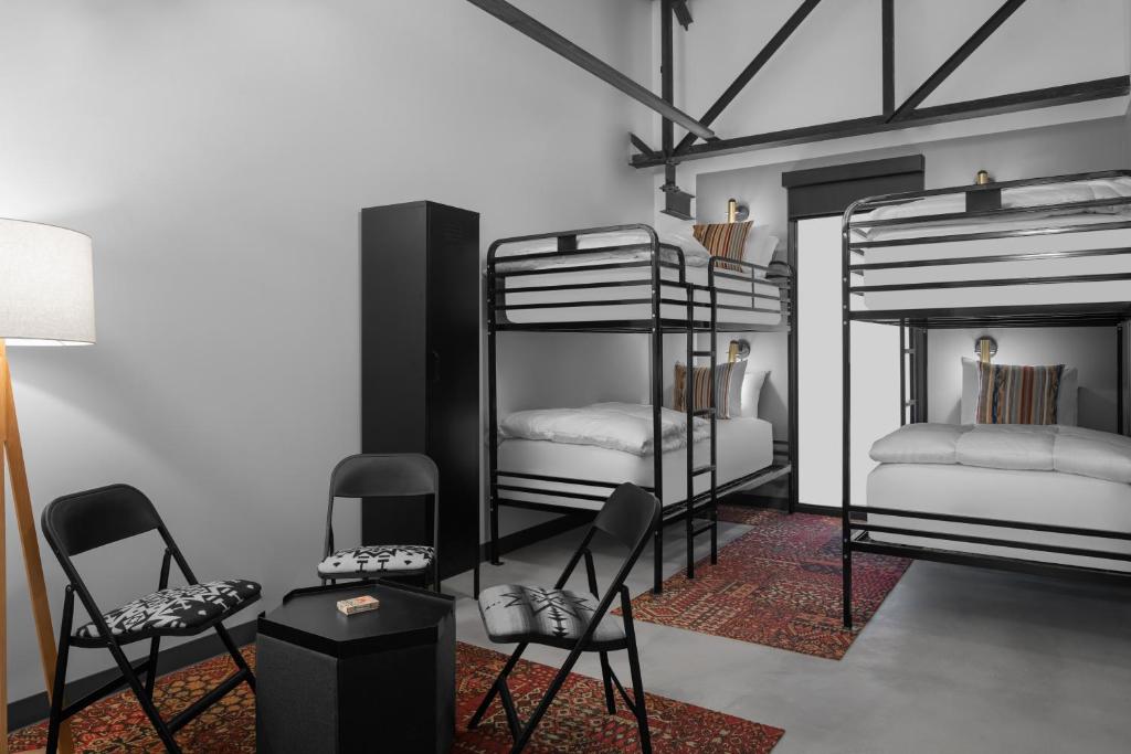 Postel nebo postele na pokoji v ubytování evo Hotel Salt Lake City
