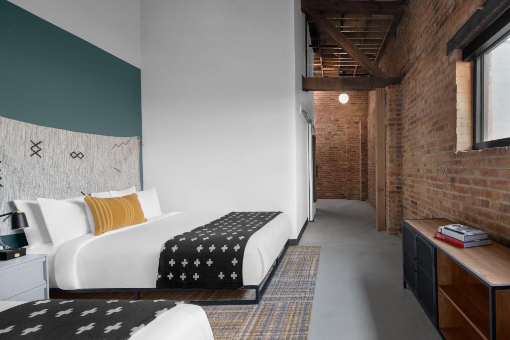 Postel nebo postele na pokoji v ubytování evo Hotel Salt Lake City