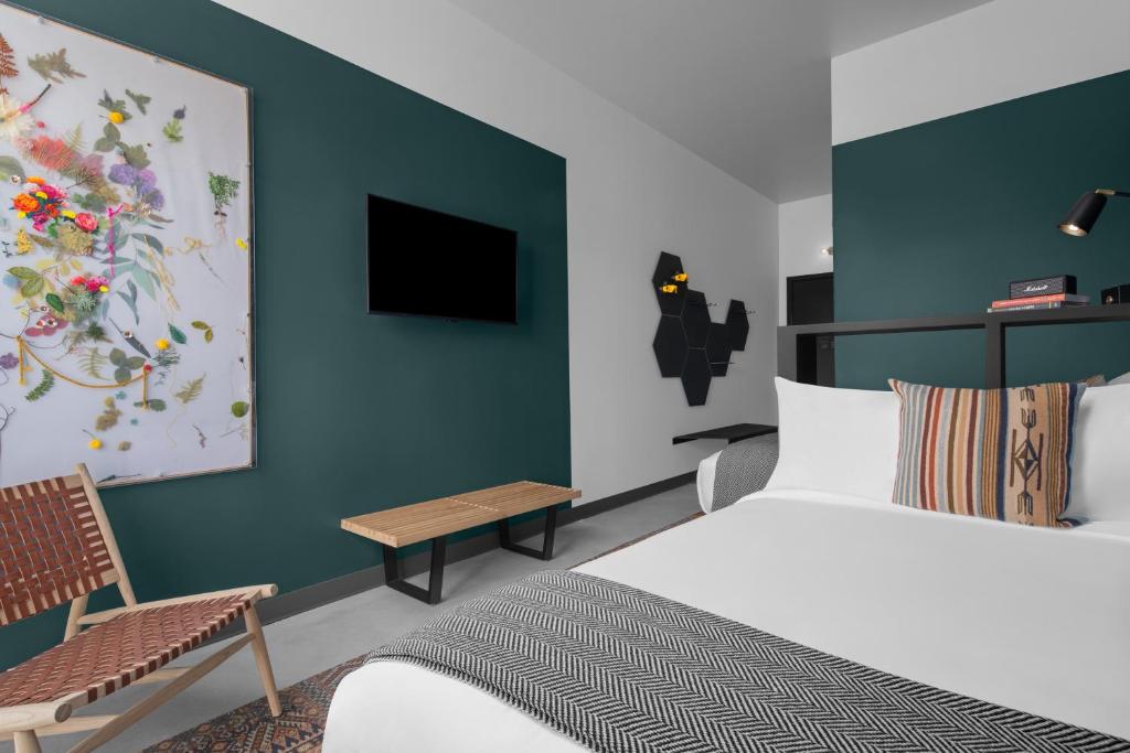 Postel nebo postele na pokoji v ubytování evo Hotel Salt Lake City