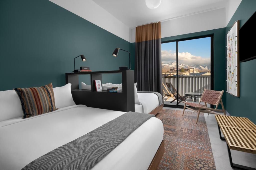 Postel nebo postele na pokoji v ubytování evo Hotel Salt Lake City