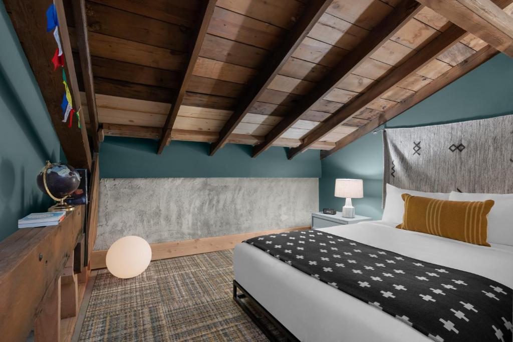 Postel nebo postele na pokoji v ubytování evo Hotel Salt Lake City