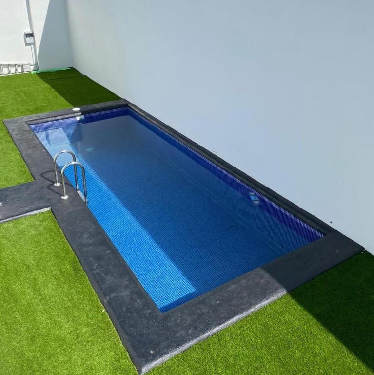 Bazén v ubytovaní Apartamentos LOS GATA GATA alebo v jeho blízkosti