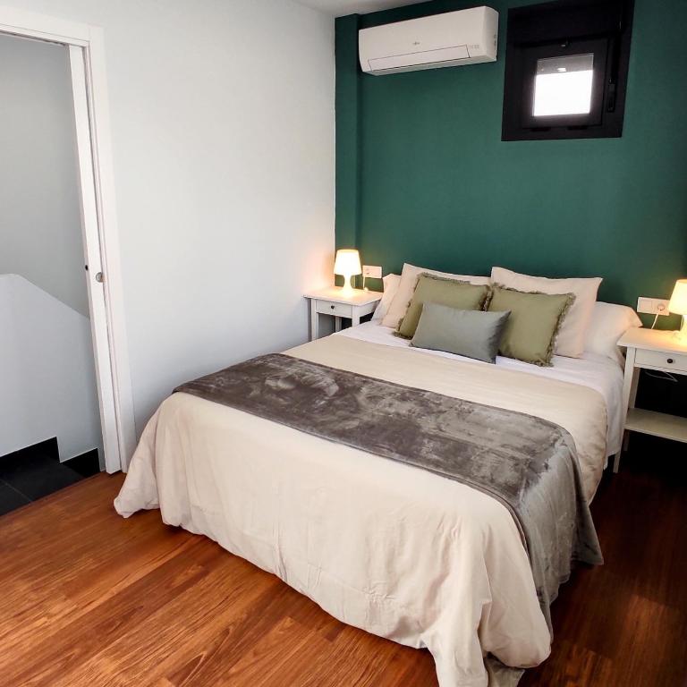 Posteľ alebo postele v izbe v ubytovaní Apartamentos LOS GATA GATA
