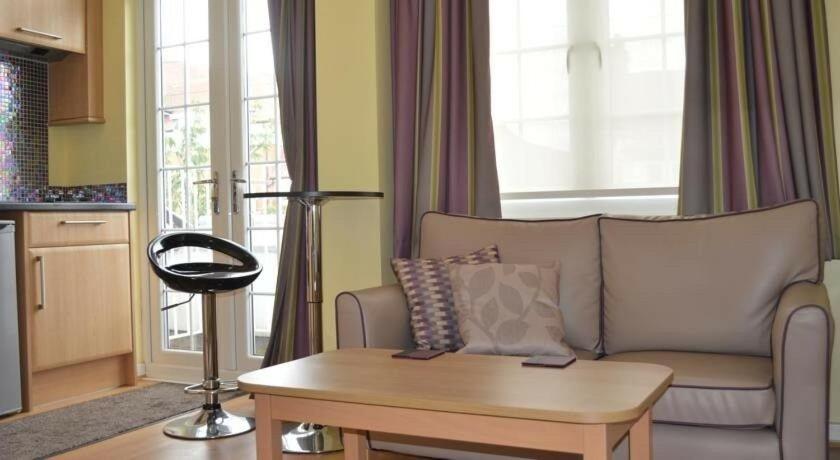 A seating area at Horizon Hotel Apartments - Close to Beach, Train Station & Southend Airport