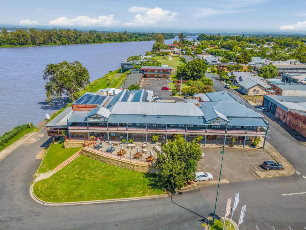 eine Luftansicht eines Gebäudes neben dem Wasser in der Unterkunft Crown Hotel Motel in Grafton