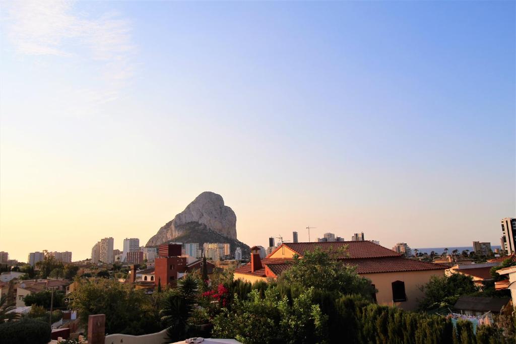 Nespecifikovaný výhled na destinaci Calpe nebo výhled na město při pohledu z vily