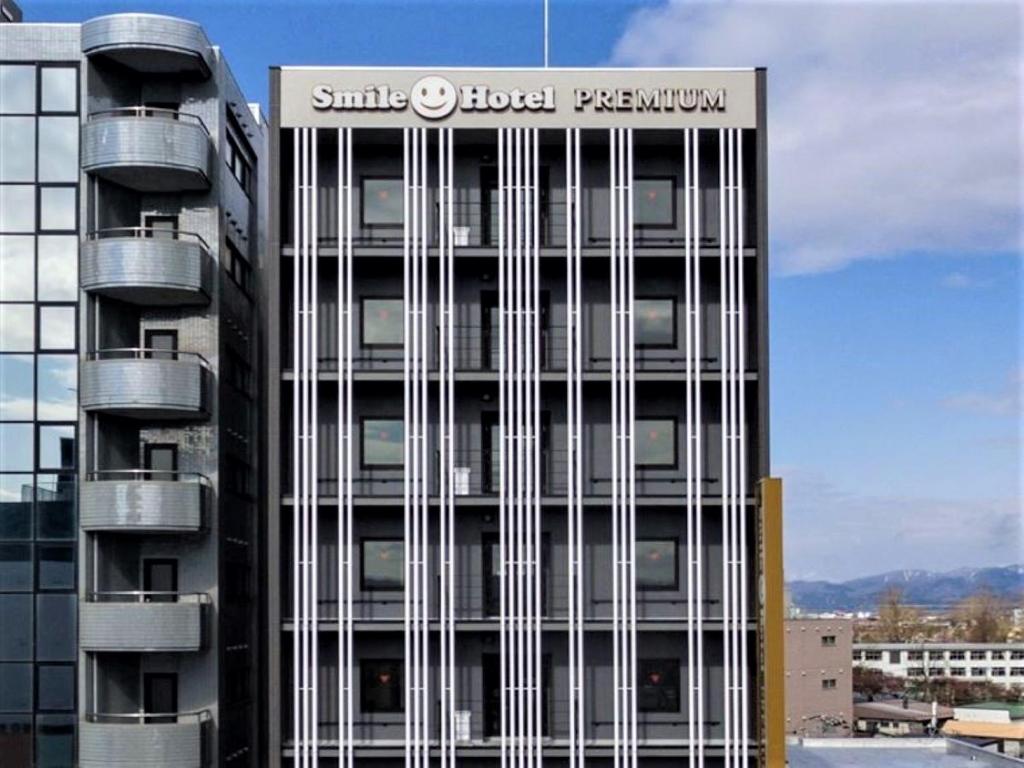 un bâtiment avec un panneau sur son côté dans l'établissement Smile Hotel Premium Hakodate Goryokaku, à Hakodate