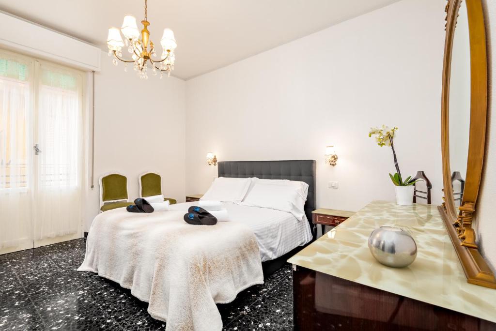 a bedroom with two beds and a mirror at Appartamento A spasso nel tempo in Deiva Marina