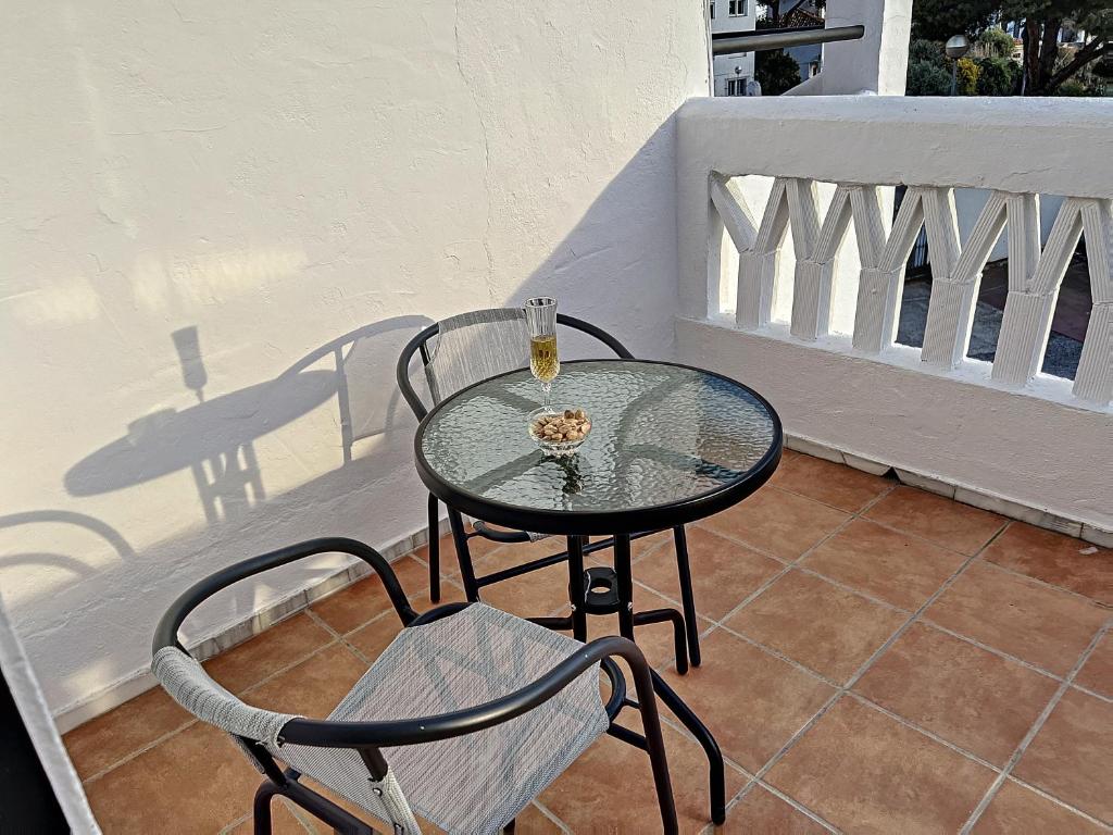 A balcony or terrace at Agradable adosado con piscina la Hidalga