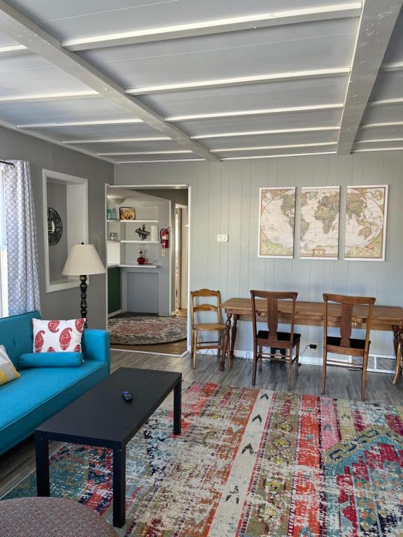 sala de estar con sofá azul y mesa en Rustic 2 Bedroom Boho Apartment en Laramie