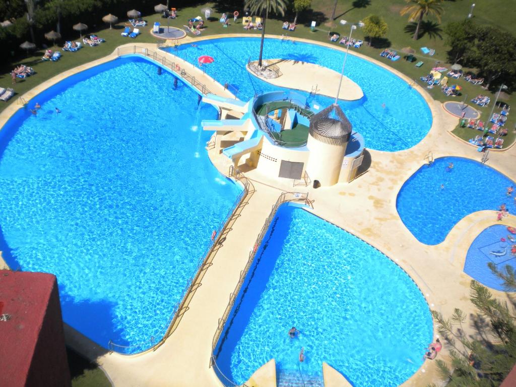 una vista aérea de una piscina en un complejo en Minerva Apartments Sea View en Benalmádena