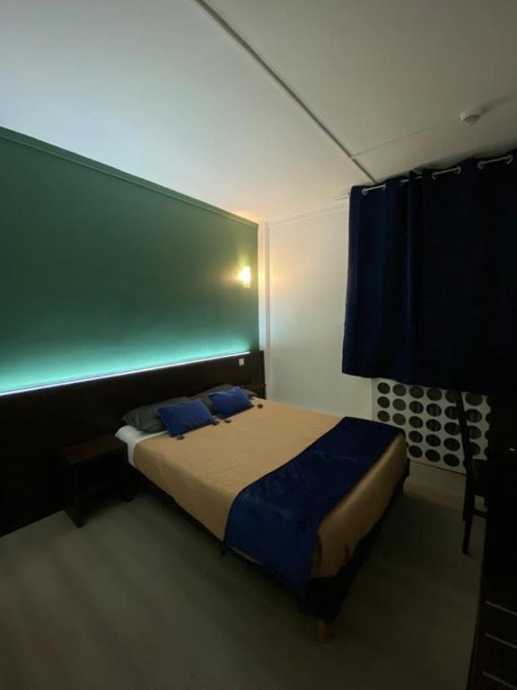 Postel nebo postele na pokoji v ubytování Citadel Hôtel