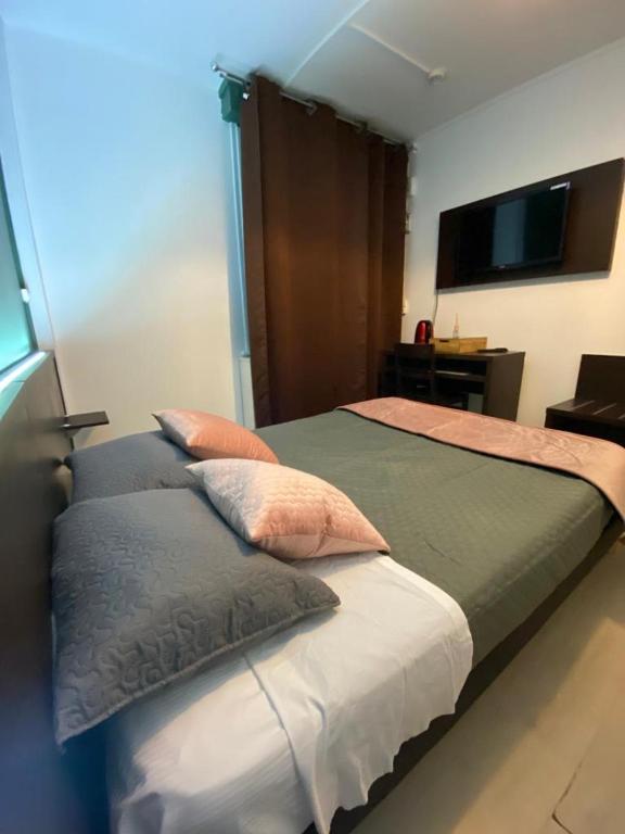 Postel nebo postele na pokoji v ubytování Citadel Hôtel