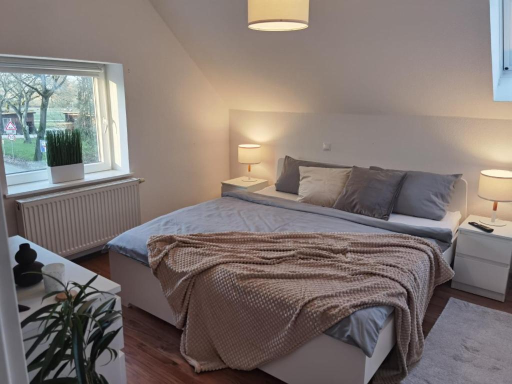 - une chambre avec un lit et une fenêtre dans l'établissement Stedinger Landhotel & Café, à Berne