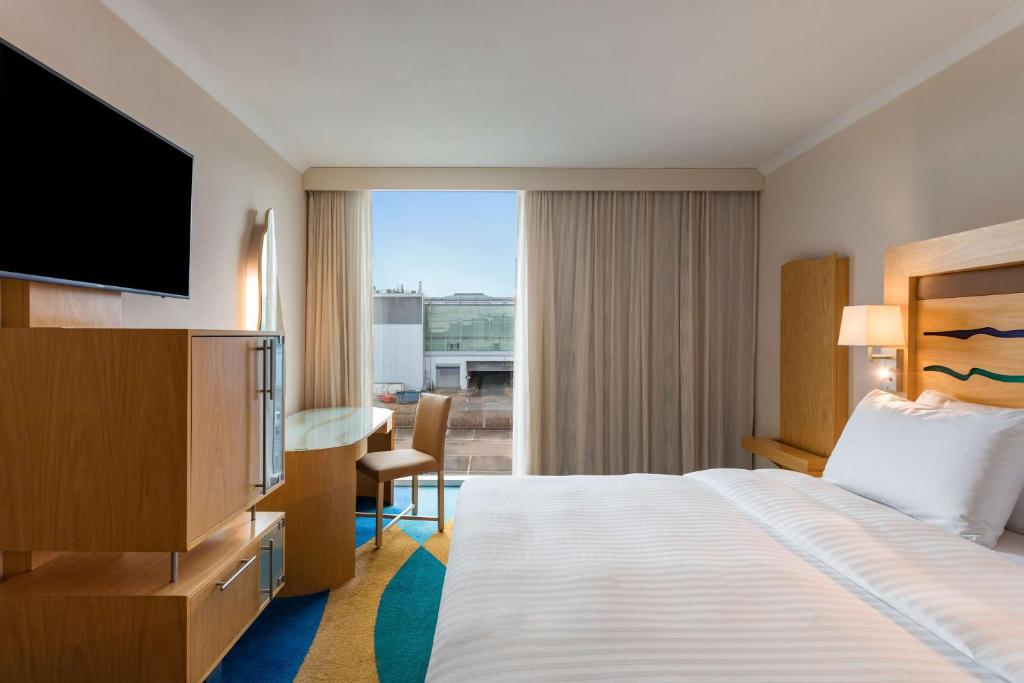 Postel nebo postele na pokoji v ubytování Radisson Blu Hotel London Stansted Airport