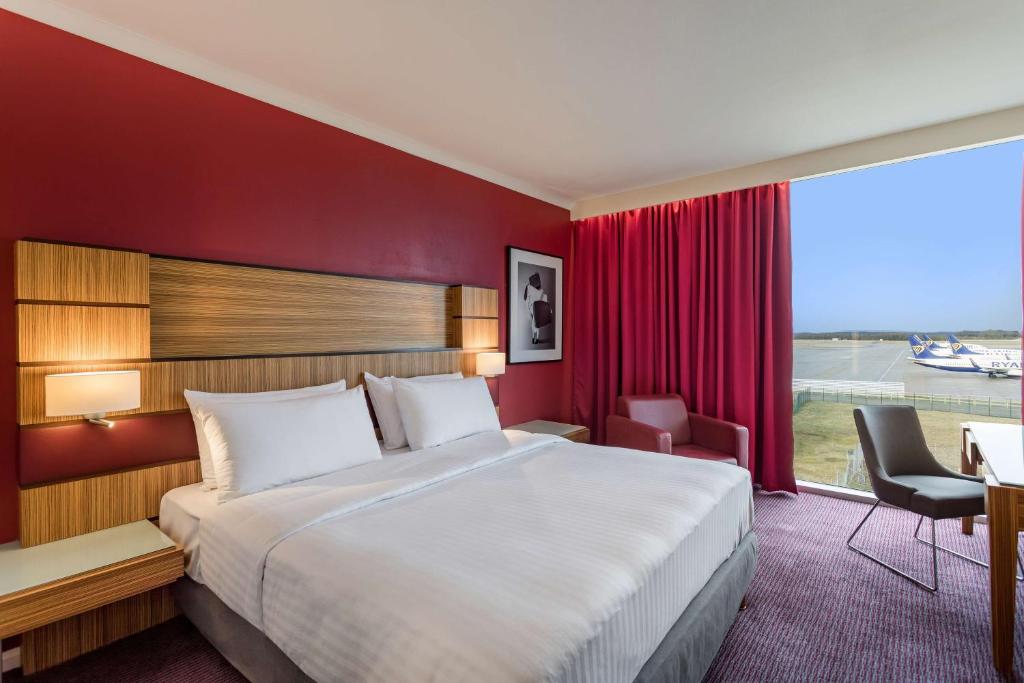 Postel nebo postele na pokoji v ubytování Radisson Blu Hotel London Stansted Airport