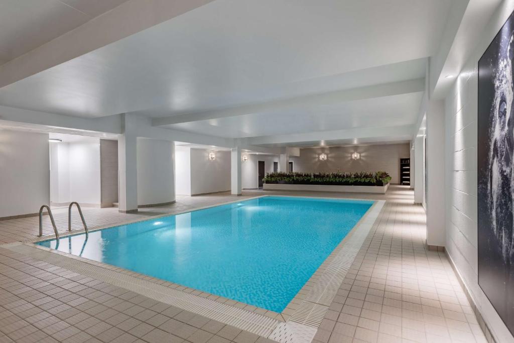 Bazén v ubytování Radisson Blu Hotel London Stansted Airport nebo v jeho okolí