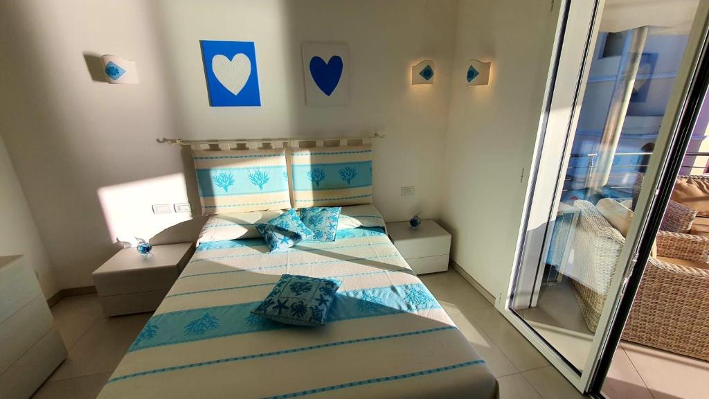 Posteľ alebo postele v izbe v ubytovaní Appartamento Delfino Bianco