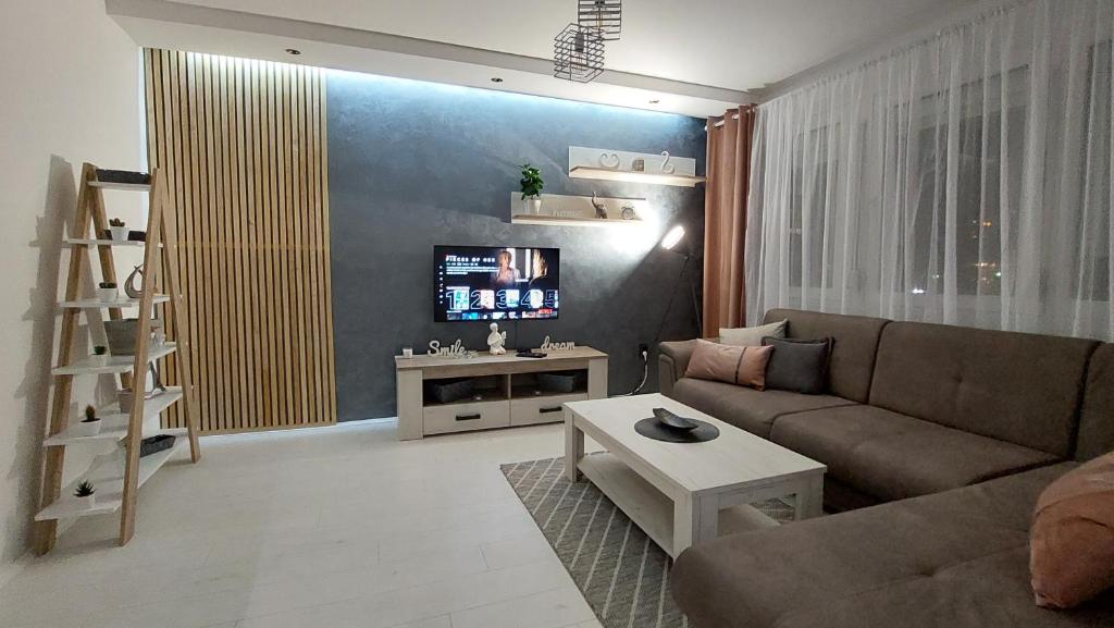 Una televisión o centro de entretenimiento en Apartman 23