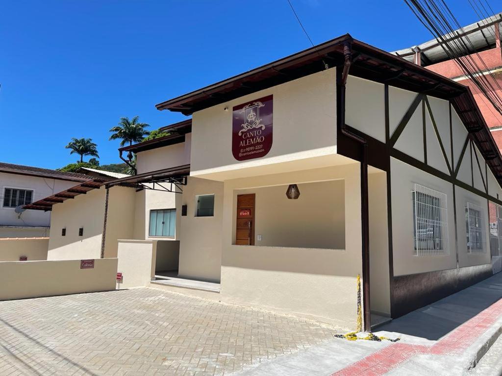 a building with a sign on the side of it at Canto Alemão in Domingos Martins