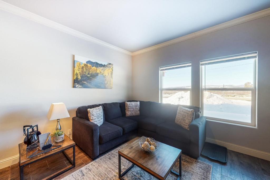 ein Wohnzimmer mit Sofa und Tisch in der Unterkunft Quail Nest on Quail Drive in Fraser