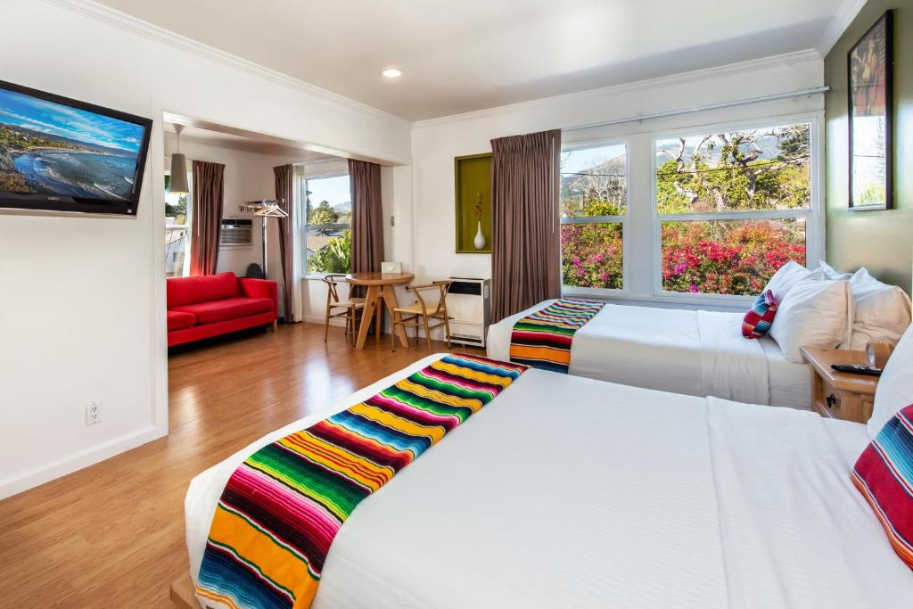 ein Hotelzimmer mit 2 Betten und einem großen Fenster in der Unterkunft Agave Inn in Santa Barbara