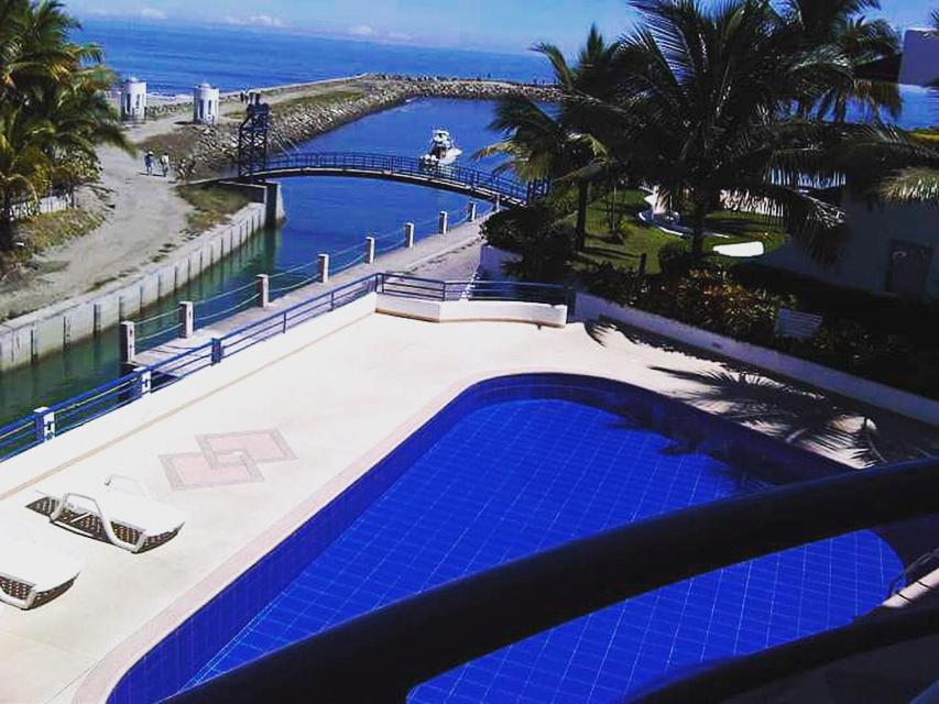 una piscina azul con vistas al océano en CostaSame Casablanca, en Same