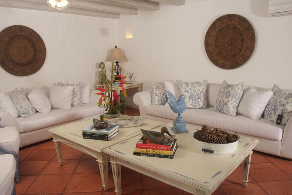 a living room filled with furniture and a coffee table at Hotel Casa Quero in Cartagena de Indias